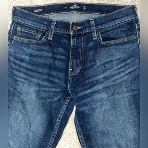 Men’s Hollister dark wash jeans, in excellent condition, lightly worn!